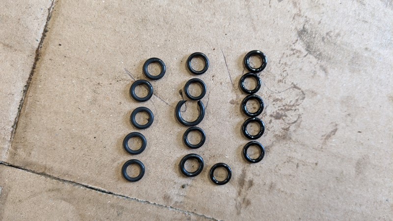 Oil supply bar seals, old on the left, five new ones on the right