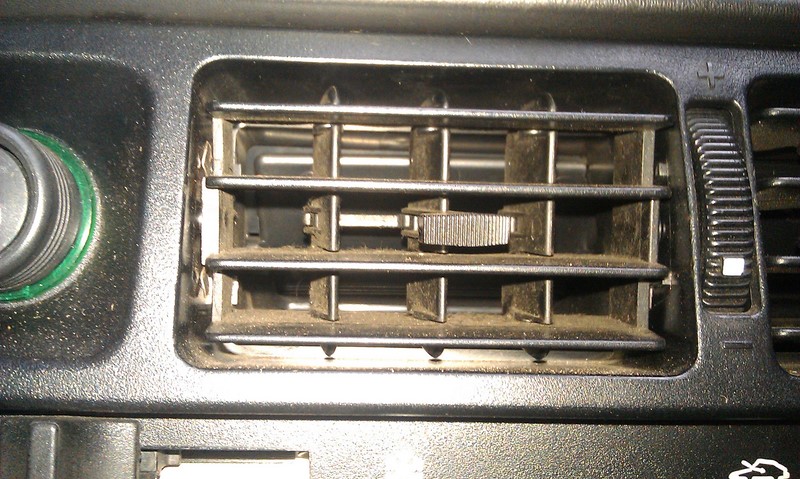 Centre vent with outlet closed.