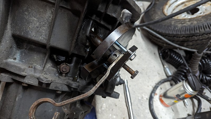 Still the lever wont release its grip on the shaft, without application of force.