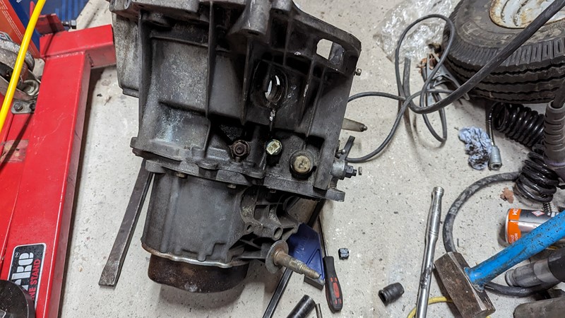 The 16v gearbox reverse switch is dispatched, then replaced.